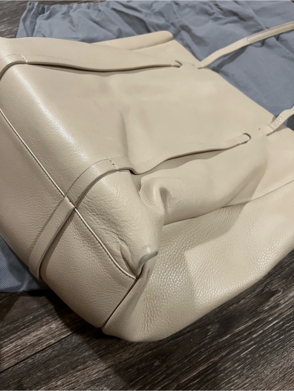 Balenciaga Everyday Beige Leather Tote Bag in Neutral Cream Tone - Picture 10 of 16